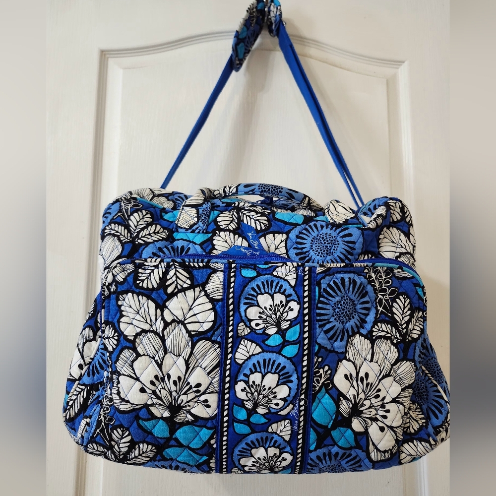 Vera BradlyFloral Blue and White Women's Weekend Travel Bag.
